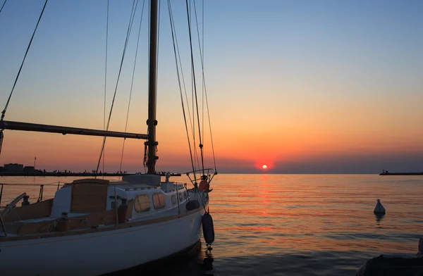 夕焼けのヨット — ストック写真