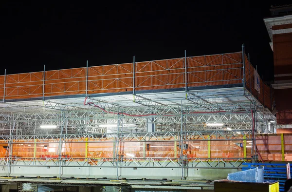 Vista nocturna de los elementos del andamio — Foto de Stock