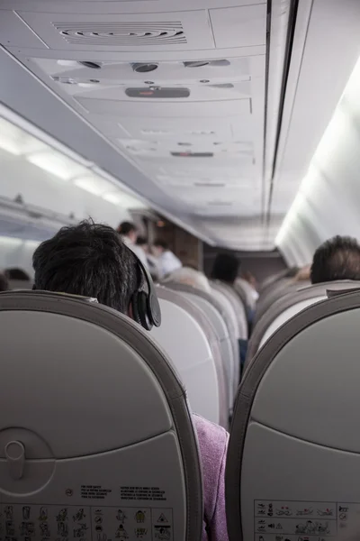 Interior del avión con pasajeros — Foto de Stock