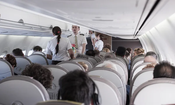 Interieur van vliegtuig met passagiers — Stockfoto