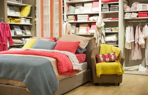 Cuscini colorati in camera da letto — Foto Stock