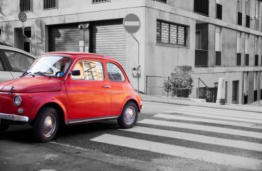 Trieste, İtalya - Mart, 19: Fiat 500, yaya geçidi yanında 19 Mart 2016 üzerinde park etmiş eski İtalyan araba