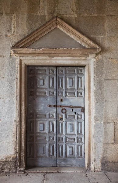 Porte d'une église à Labin — Photo