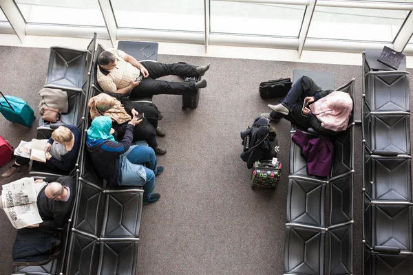 Пассажиры в зале ожидания аэропорта — стоковое фото