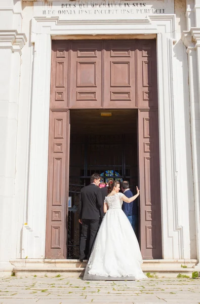 Mariée entrant dans l'église — Photo