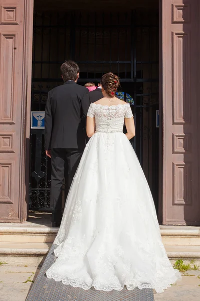 Novia entrando en la iglesia — Foto de Stock