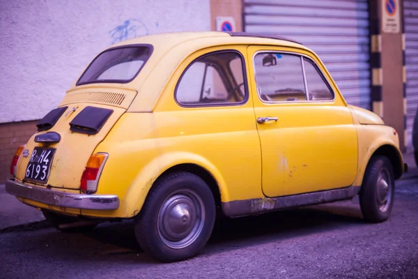 Vista del Fiat Cinquecento amarillo — Foto de Stock