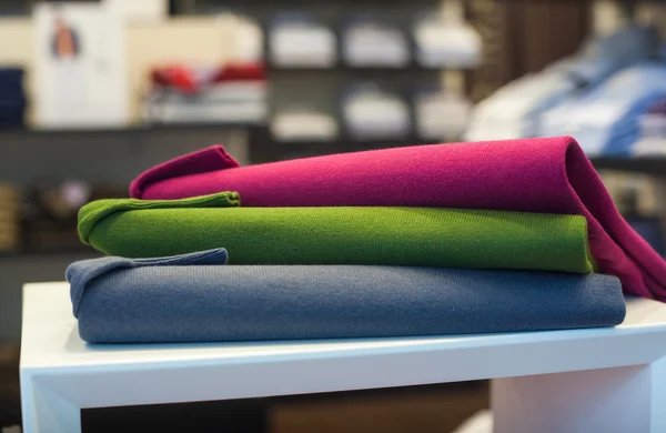 Kleurrijke sweaterin de kleding shop — Stockfoto