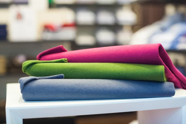 Jersey colorido en la tienda de ropa —  Fotos de Stock