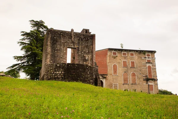 Uitzicht op het kasteel Polcenigo — Stockfoto
