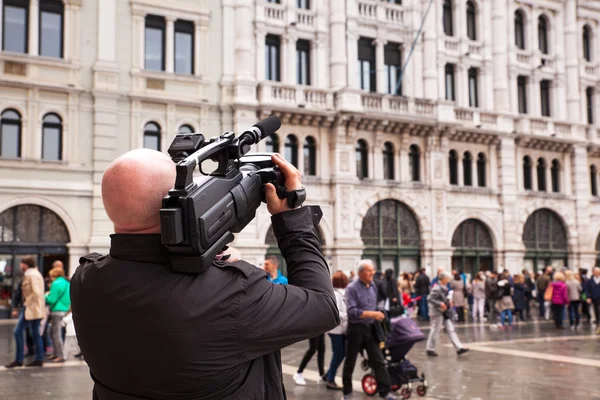 Cameraman take a movie in the street — Stock Photo, Image