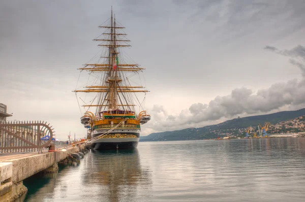 Amerigo Vespucci İtalya Deniz Kuvvetleri uzun boylu bir gemisi — Stok fotoğraf