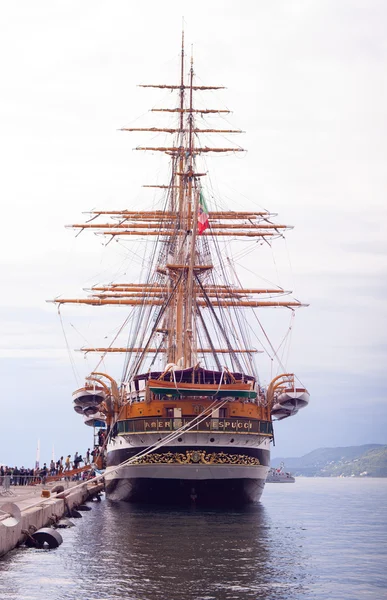 El Amerigo Vespucci es un barco de altura de la Marina de Italia — Foto de Stock