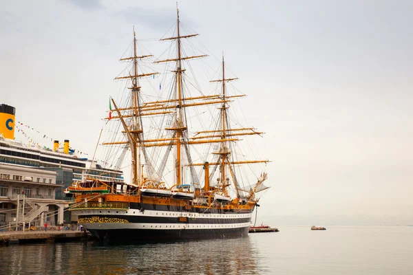 Amerigo Vespucci İtalya Deniz Kuvvetleri uzun boylu bir gemisi