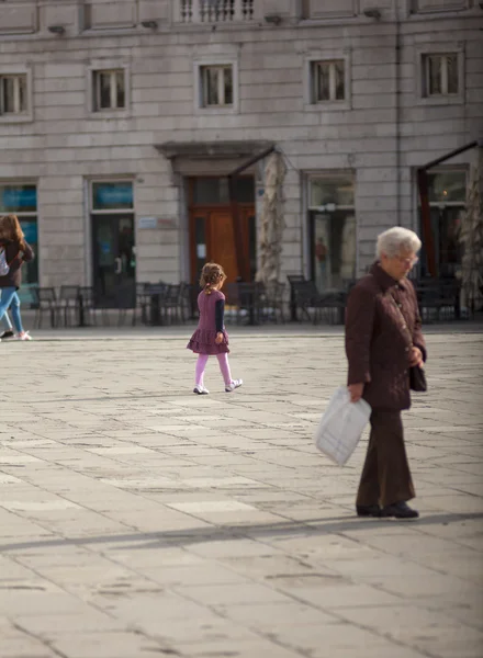 Ребенок ходит по площади — стоковое фото