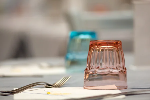 Vidro no conjunto de mesa — Fotografia de Stock