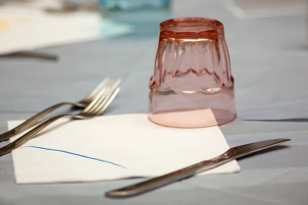 Vidro no conjunto de mesa — Fotografia de Stock