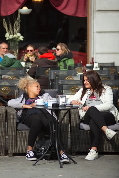 Girlfriens praten zit in de buitenbar van koffie, Triëst — Stockfoto