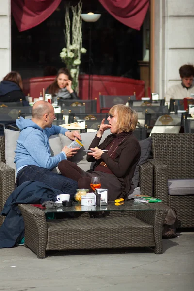 Para pitnej koktajl siedzi w odkryty bar kawowy — Zdjęcie stockowe