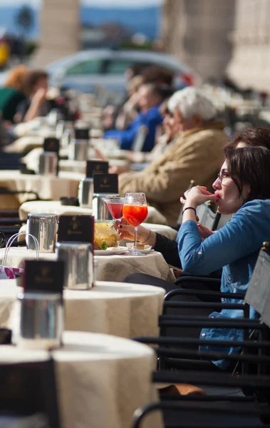 Girlfriens juo cocktailin istuu ulkona — kuvapankkivalokuva