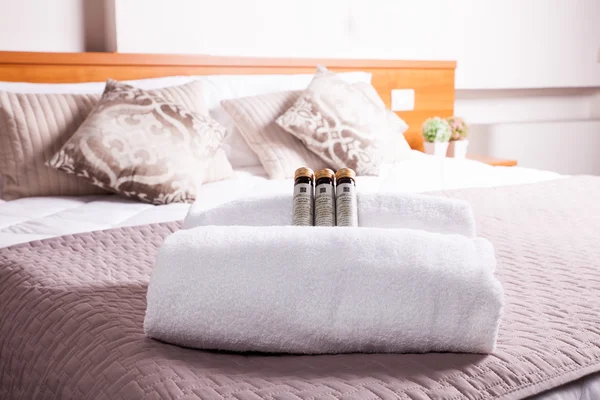Asciugamani e sapone sul letto — Foto Stock