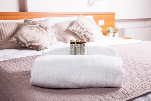 Handdukar och tvål på sängen — Stockfoto