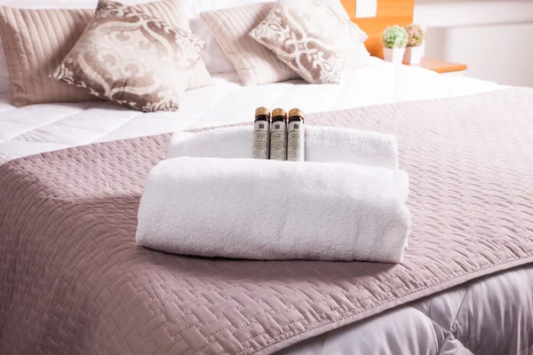 Полотенца и мыло на кровати — стоковое фото