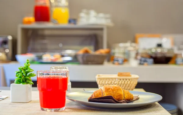 Croissant a pomerančový džus — Stock fotografie