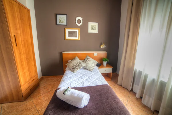 Одноместная спальня в отеле "Арес" — стоковое фото