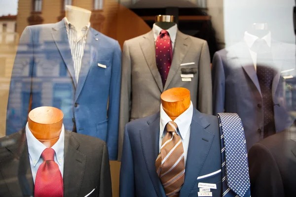 Mannelijke pak in de kleding winkel — Stockfoto