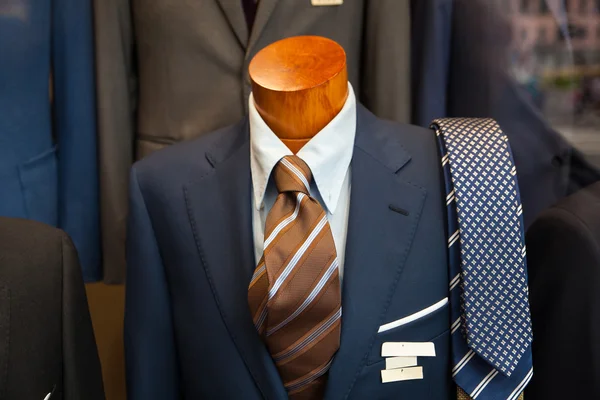 Manliga kostym i kläder butiken — Stockfoto