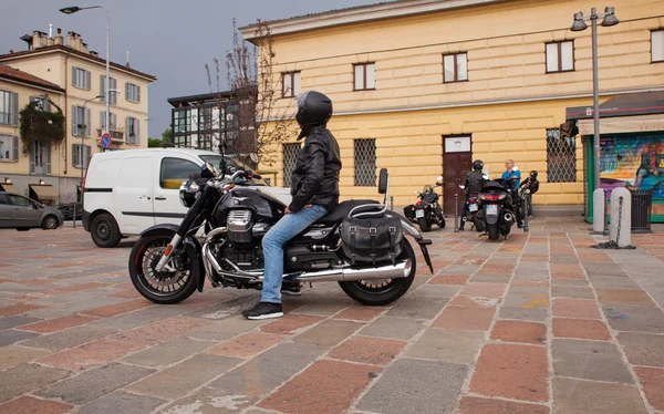 Motosikletçi üzerinde onun harley davidson — Stok fotoğraf