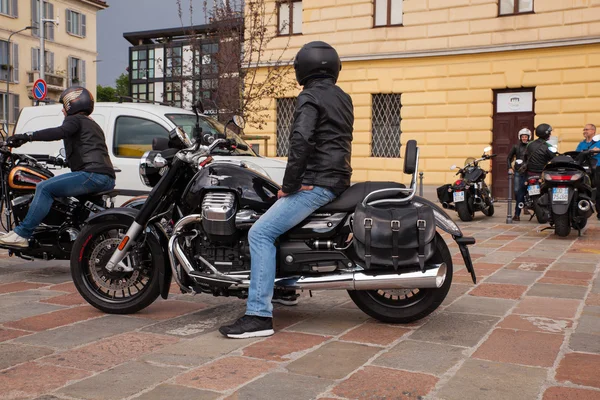 Motosikletçi üzerinde onun harley davidson — Stok fotoğraf