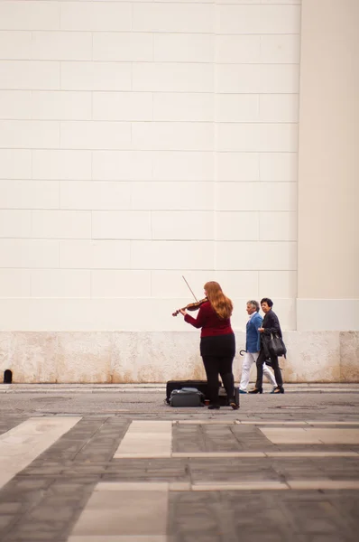 Violinista femminile che suona per strada — Foto Stock