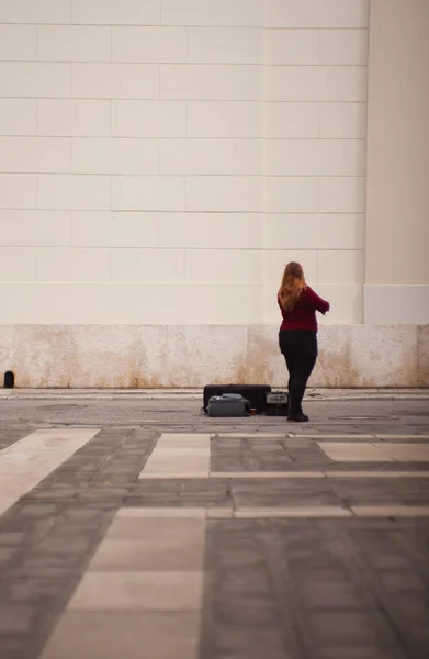 Женщина-скрипачка играет на улице — стоковое фото