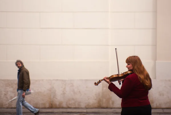 Female violinist playing in the street — Stock Photo, Image