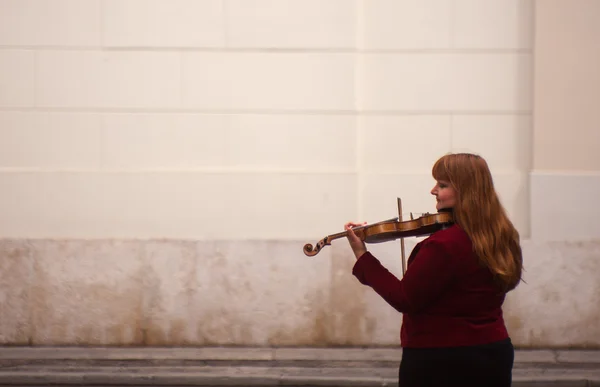Violinista feminina tocando na rua — Fotografia de Stock