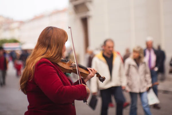 Violinista femminile che suona per strada — Foto Stock