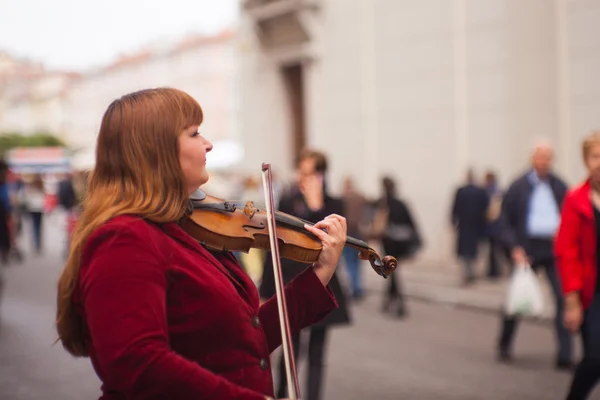 Female violinist playing in the street — Stock Photo, Image