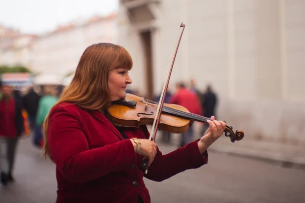 Female violinist playing in the street — Stock Photo, Image