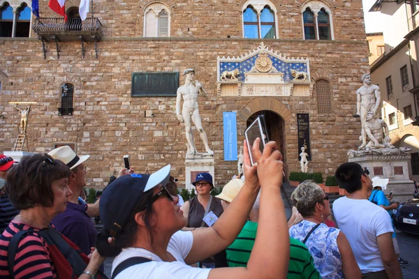 Turistas en la plaza Signoria, Florencia —  Fotos de Stock