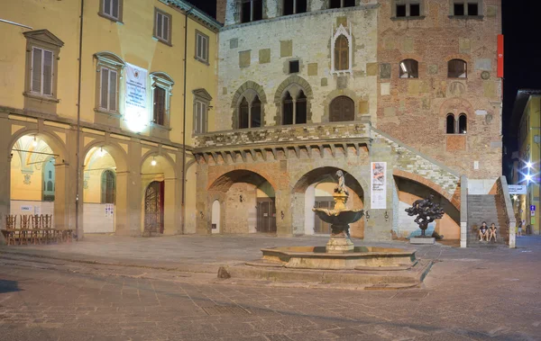 Vista noturna da Praça da Comune, Prato — Fotografia de Stock