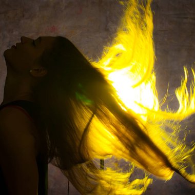 Genç ve güzel bir kadının altın ışığına karşı portre