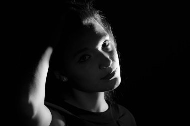 Siyah arka planda genç bir İtalyan kadının siyah beyaz portresi.