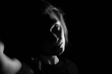 Siyah arka planda genç bir İtalyan kadının siyah beyaz portresi.