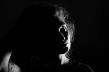 Siyah arka planda genç bir İtalyan kadının siyah beyaz portresi.