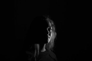 Siyah arka planda genç bir İtalyan kadının siyah beyaz portresi.