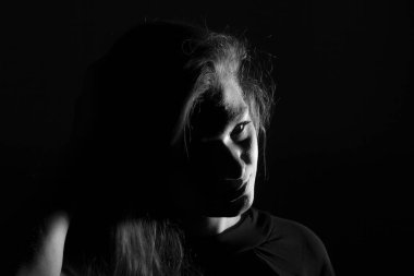 Siyah arka planda genç bir İtalyan kadının siyah beyaz portresi.