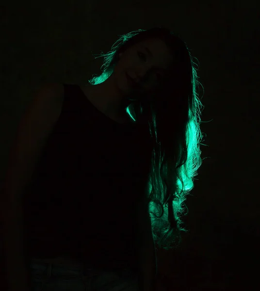 Retrato Contra Luz Verde Una Joven Mujer Hermosa —  Fotos de Stock