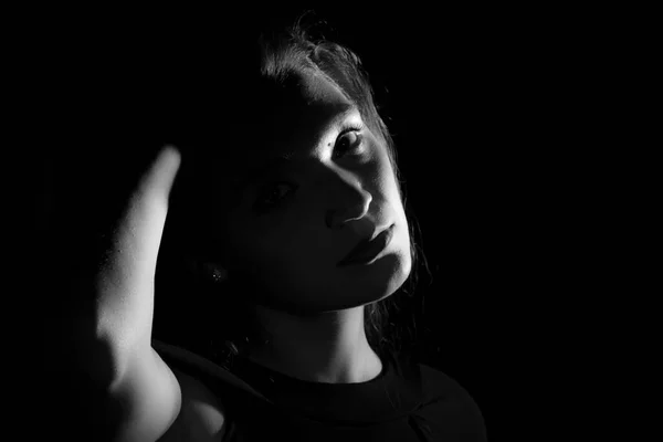 Fekete Fehér Portré Egy Fekete Hátterű Olasz Fiatal Nőről — Stock Fotó